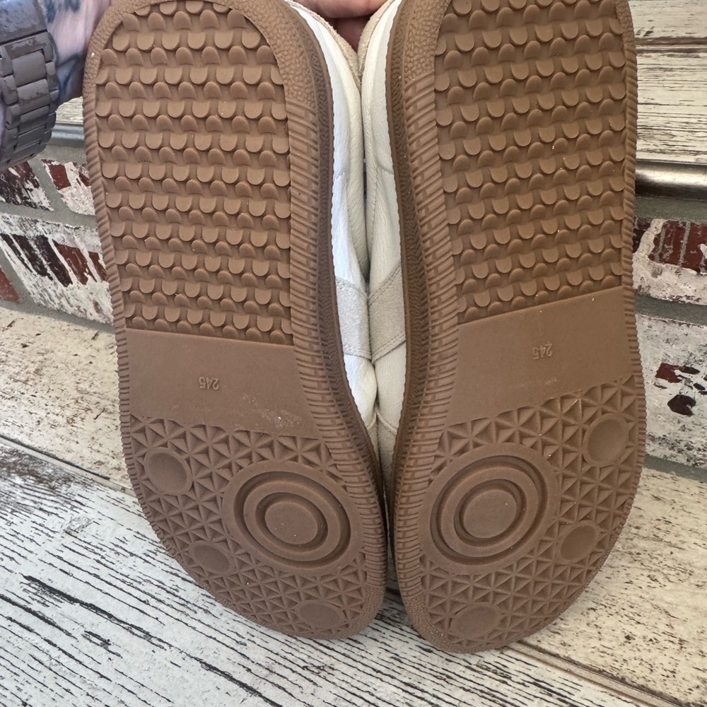 2 tone leather Sneakers- super cute comfy and chic😎zoom in for all the details! - Picture 6 of 11